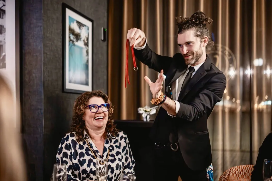 Reakce hostů na mikromagii